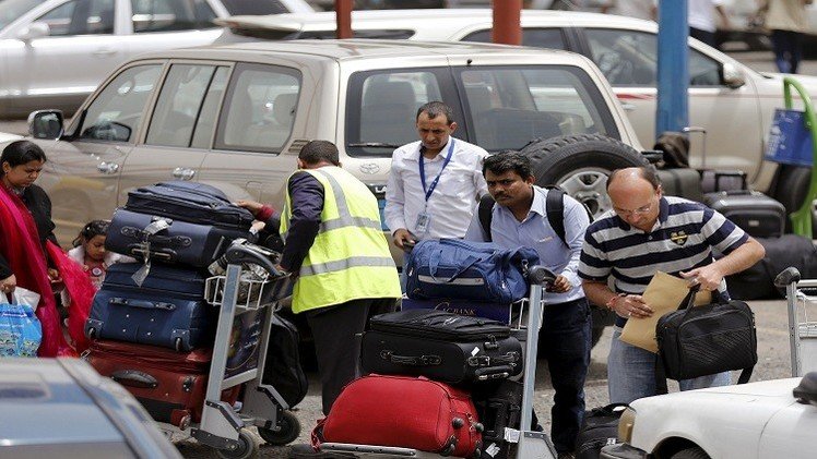 الأجانب يخرجون من اليمن (فيديو)