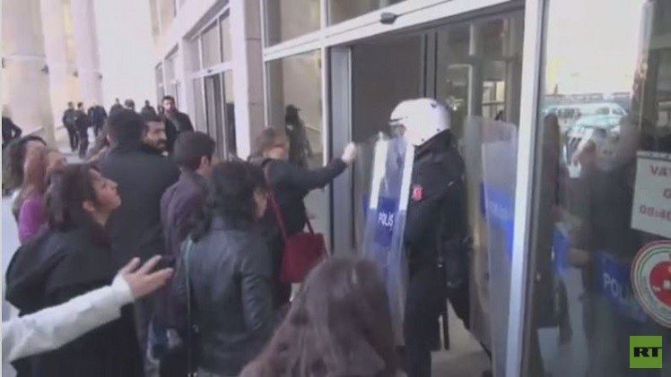 محامون يشتبكون مع الشرطة أمام محكمة في إسطنبول (فيديو)