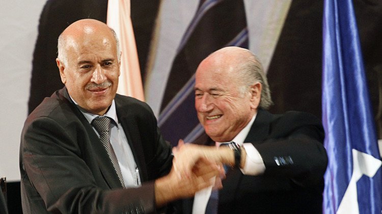 رئيس الاتحاد الفلسطيني يلتقي بلاتر لمناقشة تجميد عضوية إسرائيل في الفيفا
