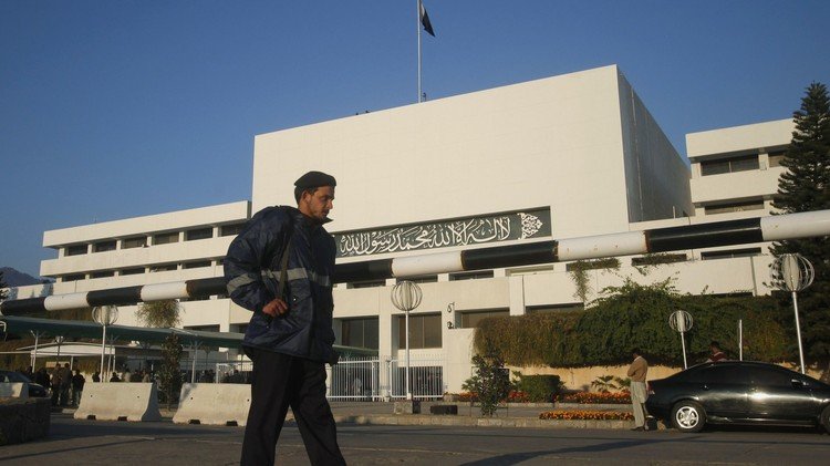 نواب باكستانيون يعارضون تدخل بلادهم عسكريا في اليمن