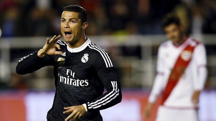 رئيس ريال مدريد يسلم رونالدو قميصا يحمل رقم (300)