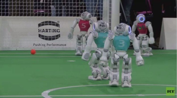 روبوتات ألمانيا تسعى للتفوق على البشر في كرة القدم بحلول عام 2050 (فيديو)