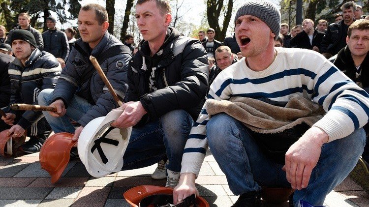 عمال المناجم يستأنفون احتجاجاتهم في كييف مطالبين بتسديد أجورهم المستحقة