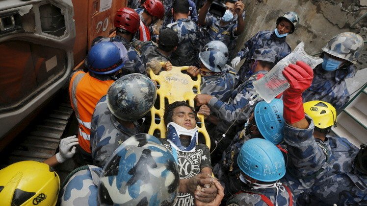 نيبال: إنقاذ فتى قضى تحت الأنقاض 5 أيام .. وحصيلة الضحايا 5844  (فيديو)