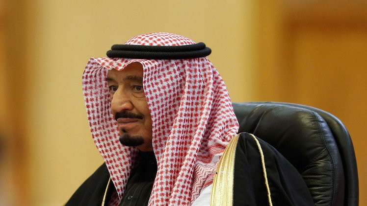 العاهل السعودي يزور أخاه مقرن .. والأمير طلال ينتقد التغييرات