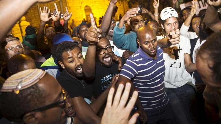 يهود من أصول أثيوبية يتظاهرون ضد عنصرية الشرطة الإسرائيلية 