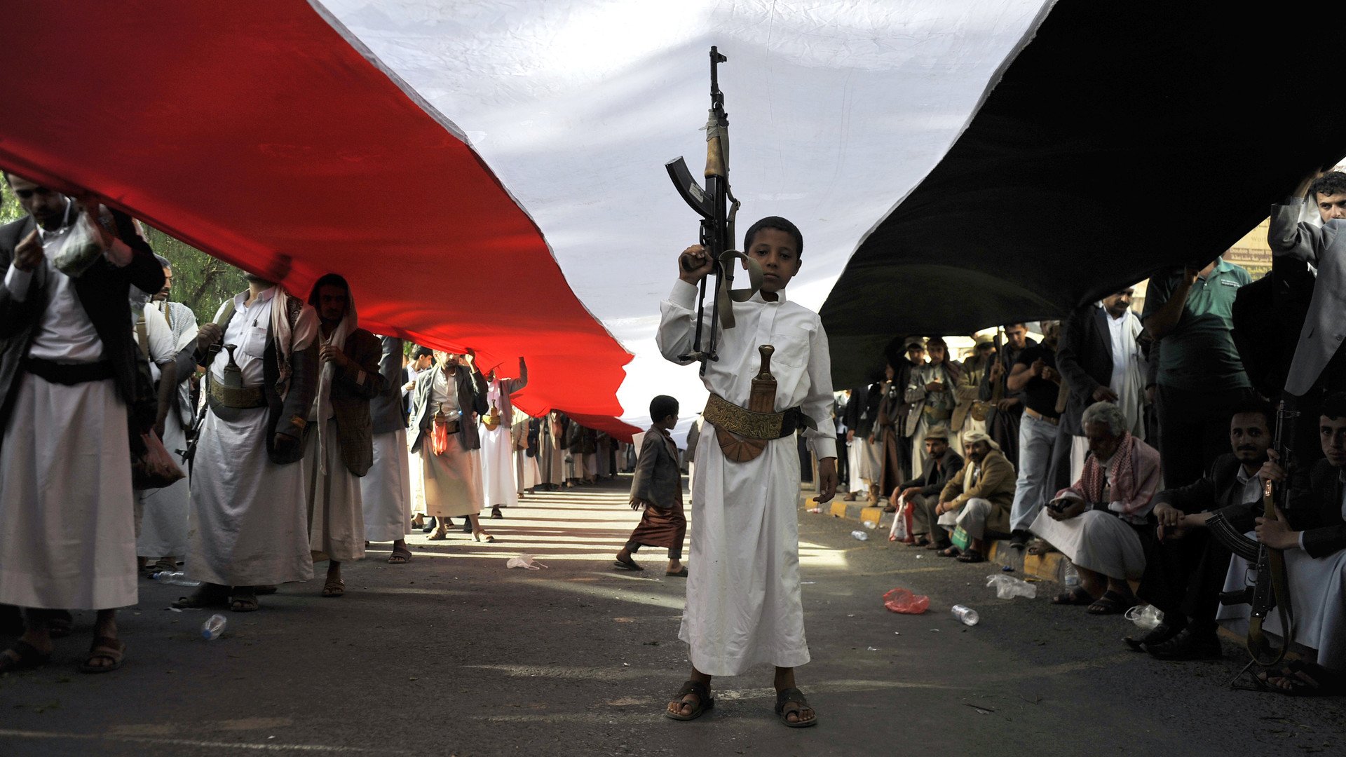  اجتماع شعبي لدعم الحوثيين ضد قرار مجلس الأمن الدولي بشأن الأزمة اليمنية، وضد الغارات الجوية للتحالف