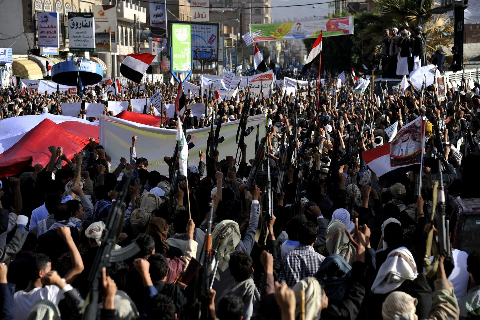 اجتماع شعبي لدعم الحوثيين ضد قرار مجلس الأمن الدولي بشأن الأزمة اليمنية، وضد الغارات الجوية للتحالف 