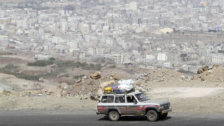 الأهالي يفرون من صنعاء برفقة أمتعتهم خوفا من عودة القصف الجوي على المدينة