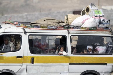 الأهالي يفرون من صنعاء مع أمتعتهم خوفا من عودة الغارات الجوية 