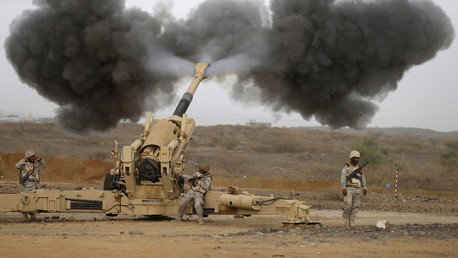  مدفعية الجيش السعودي توجه نيرانها إلى مواقع الحوثيين عند الحدود السعودية اليمنية، 13 أبريل/نيسان