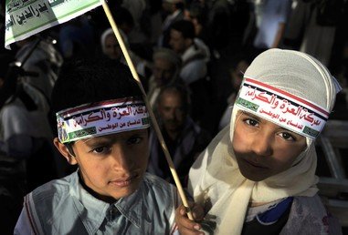 اجتماع شعبي لدعم الحوثيين ضد قرار مجلس الأمن الدولي بشأن الأزمة اليمنية، وضد الغارات الجوية للتحالف 