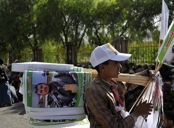 اجتماع شعبي لدعم الحوثيين ضد قرار مجلس الأمن الدولي بشأن الأزمة اليمنية، وضد الغارات الجوية للتحالف 