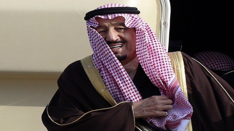السعودية.. إقالة رئيس المراسم الملكية بعد صفعه مصورا صحفيا