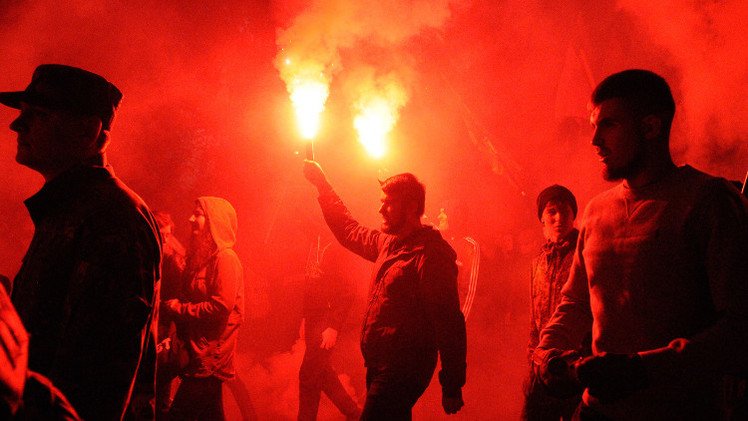 أمريكا وأوروبا تعيدان أخطاء الحرب العالمية بدعم النازية الجديدة 