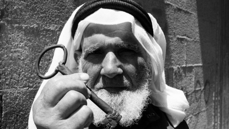67 عاماً والأبواب تنتظر مفاتيحها 