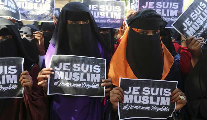 عمدة فرنسي  يطالب بحظر الإسلام في بلاده