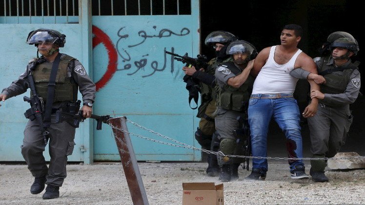 اعتقال 15 شابا فلسطينيا في أنحاء متفرقة من الضفة الغربية