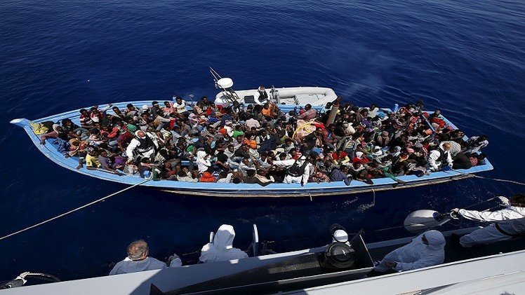 إنقاذ 900 مهاجر غير شرعي قرب السواحل الإيطالية