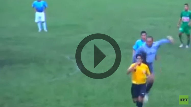 (فيديو) حارس يتهجم على حكم المباراة ويركله بعنف شديد 