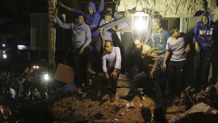مقتل 6 أشخاص بانهيار 3 مبان في أسيوط المصرية (صور)