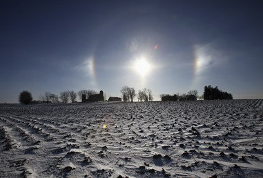 كلاب الشمس أو الشمس الكاذبة، ظاهرة تبدو فيها الشمس وكأنها ثلاثة شموس متجاورة
