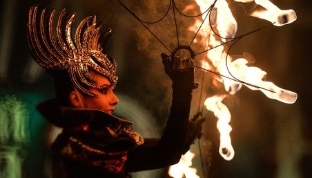 لوحات ضوئية في مهرجان النار الكوني