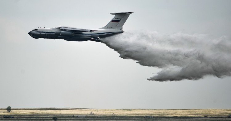 تحليق استعراضي لطائرة "إل - 76" في المسابقة