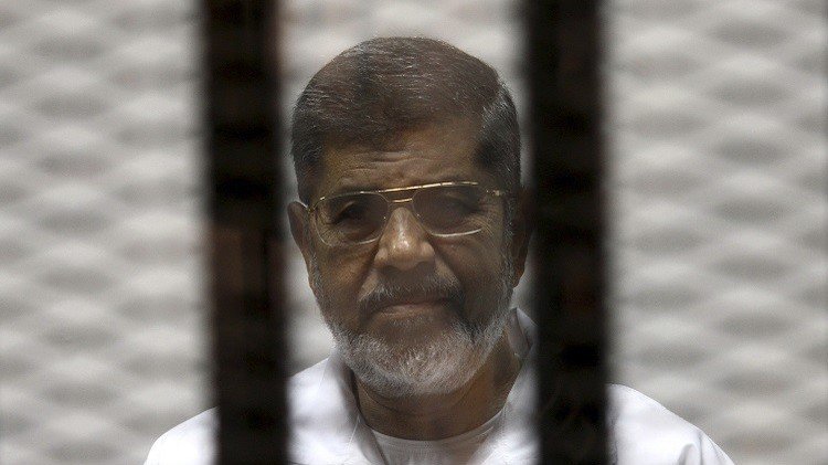 تأجيل النطق بالحكم على مرسي بقضيتي التخابر واقتحام السجون إلى 16 يونيو