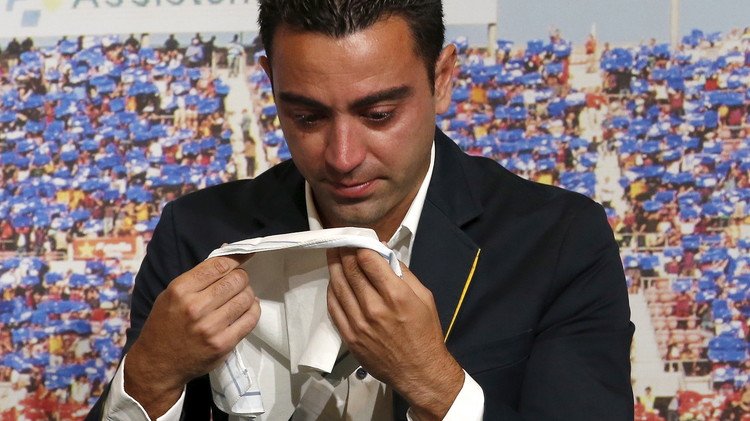 (صور) تشافي يودع برشلونة بالدموع