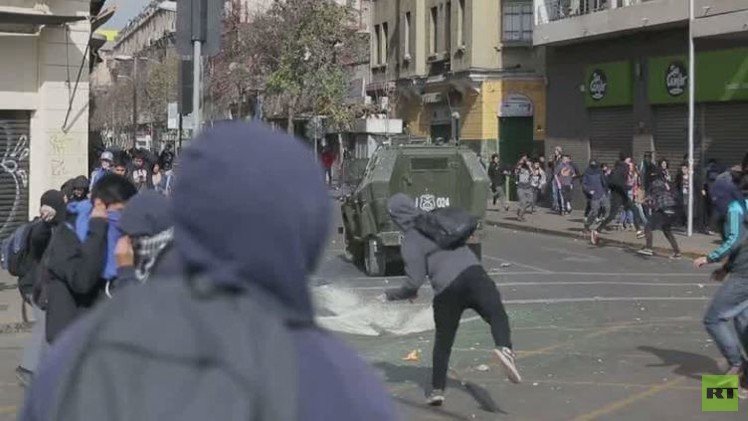 تشيلي.. اشتباكات عنيفة بين الشرطة ومحتجين في سانتياغو (فيديو)