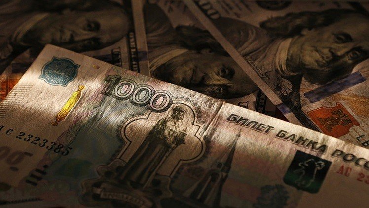 الروبل الروسي يتراجع بعد هبوط أسعار النفط 