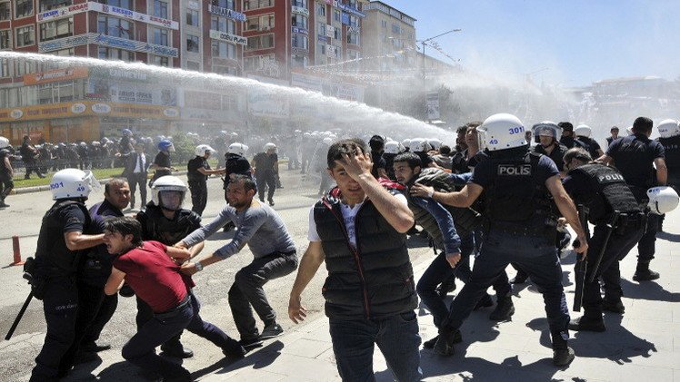 تركيا.. اشتباكات بين قوميين وأكراد عشية الانتخابات البرلمانية (فيديو)