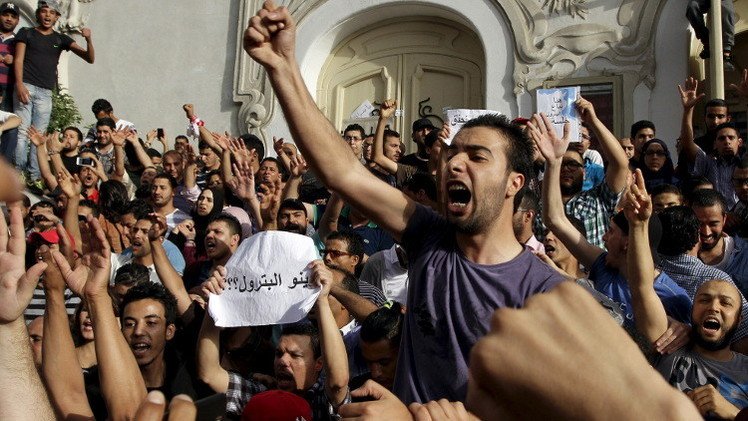 محتجون يحرقون مركزين للشرطة التونسية ضمن حملة "أين البترول"