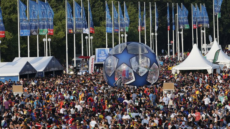 مشجعو برشلونة ويوفنتوس يزينون برلين بألوان فريقيهما .. (فيديو)