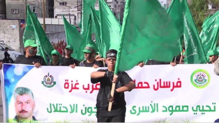 مهرجان تضامني مع الأسرى الفلسطينيين بمشاركة فتية مخيم "فرسان حماس" (فيديو)