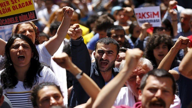 رئيس الوزراء التركي يترأس اجتماعا أمنيا لبحث الاضطرابات الكردية  