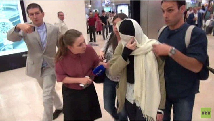 شابة روسية حاولت الانضمام لـ "داعش" في سوريا تعود إلى موسكو (فيديو)