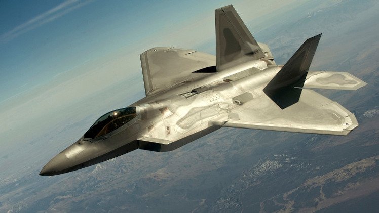 واشنطن تدرس إرسال مقاتلات "F-22" إلى أوروبا وموسكو تحذر من إطلاق سباق تسلح جديد