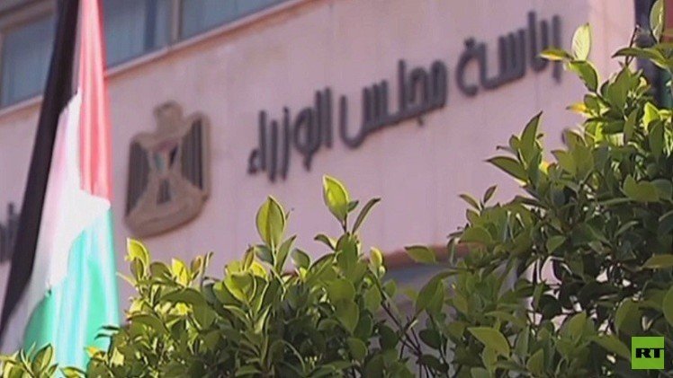 أبو ردينة ينفي استقالة الحمدالله و"التنفيذية" تبحث تشكيل حكومة وحدة فلسطينية الاثنين المقبل