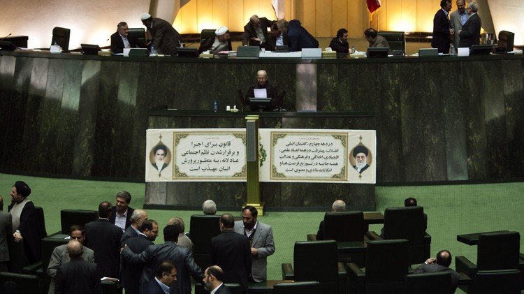 البرلمان الإيراني يصادق على قانون يمنع دخول المفتشين إلى المواقع العسكرية 