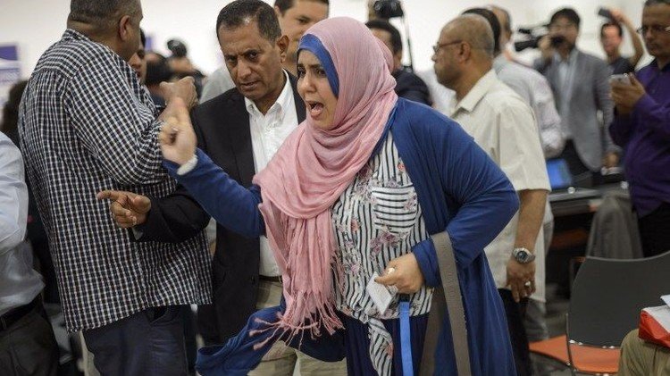 فيديو.. امرأة ترشق رئيس وفد الحوثيين في جنيف بحذاء