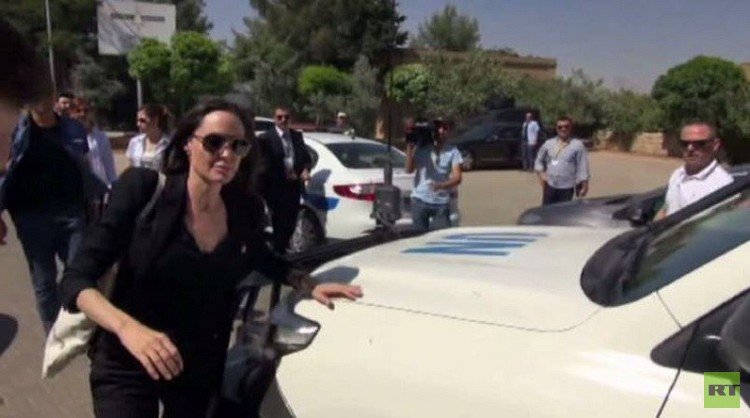 أنجيلينا جولي تزور مخيمات للاجئين في تركيا (فيديو)