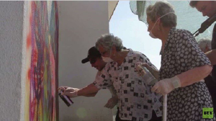 جدات برتغاليات يمارسن فن الجداريات (فيديو)