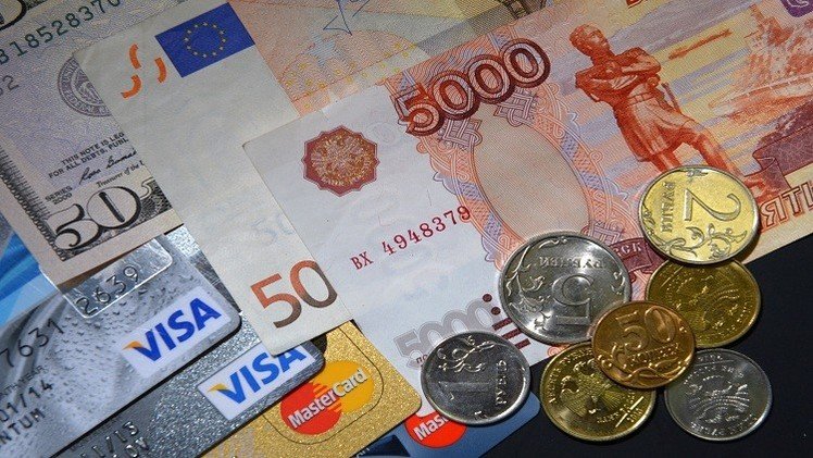 الروبل يتراجع أمام الدولار واليورو في تعاملات الجمعة 