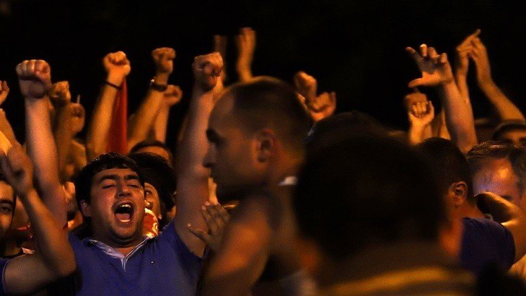   المحتجون يصرون على التظاهر وسط يريفان 