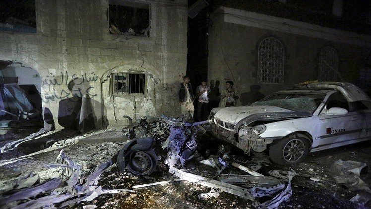 قتلى وجرحى بتفجير في صنعاء والحوثيون يعلنون إطلاق صاروخ على السعودية