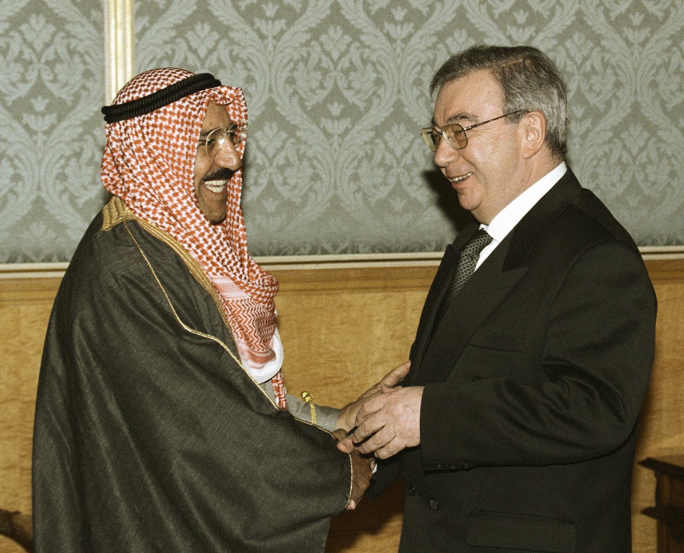 رئيس الوزراء الروسي يفغيني بريماكوف ووزبر الخارجية الكويتي آنذاك صباح الأحمد الصباح