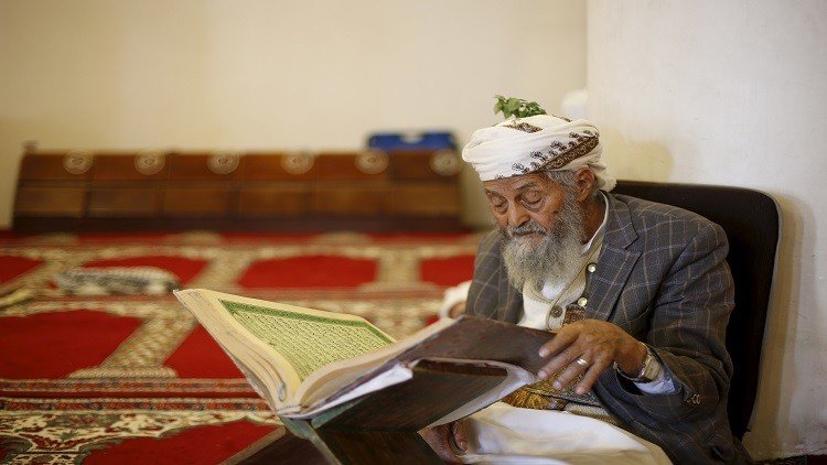 رجل عجوز يقراء القرأن بالجامع الكبير في صنعاء