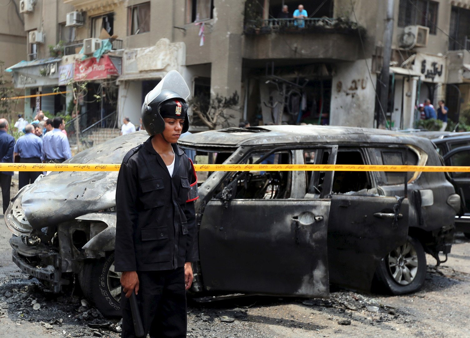 الشرطة تفرض حظرا على موقع الإنفجار للحفاظ على الأدلة الجرمية، هليوبوليس،القاهرة 29 يونيو 2015